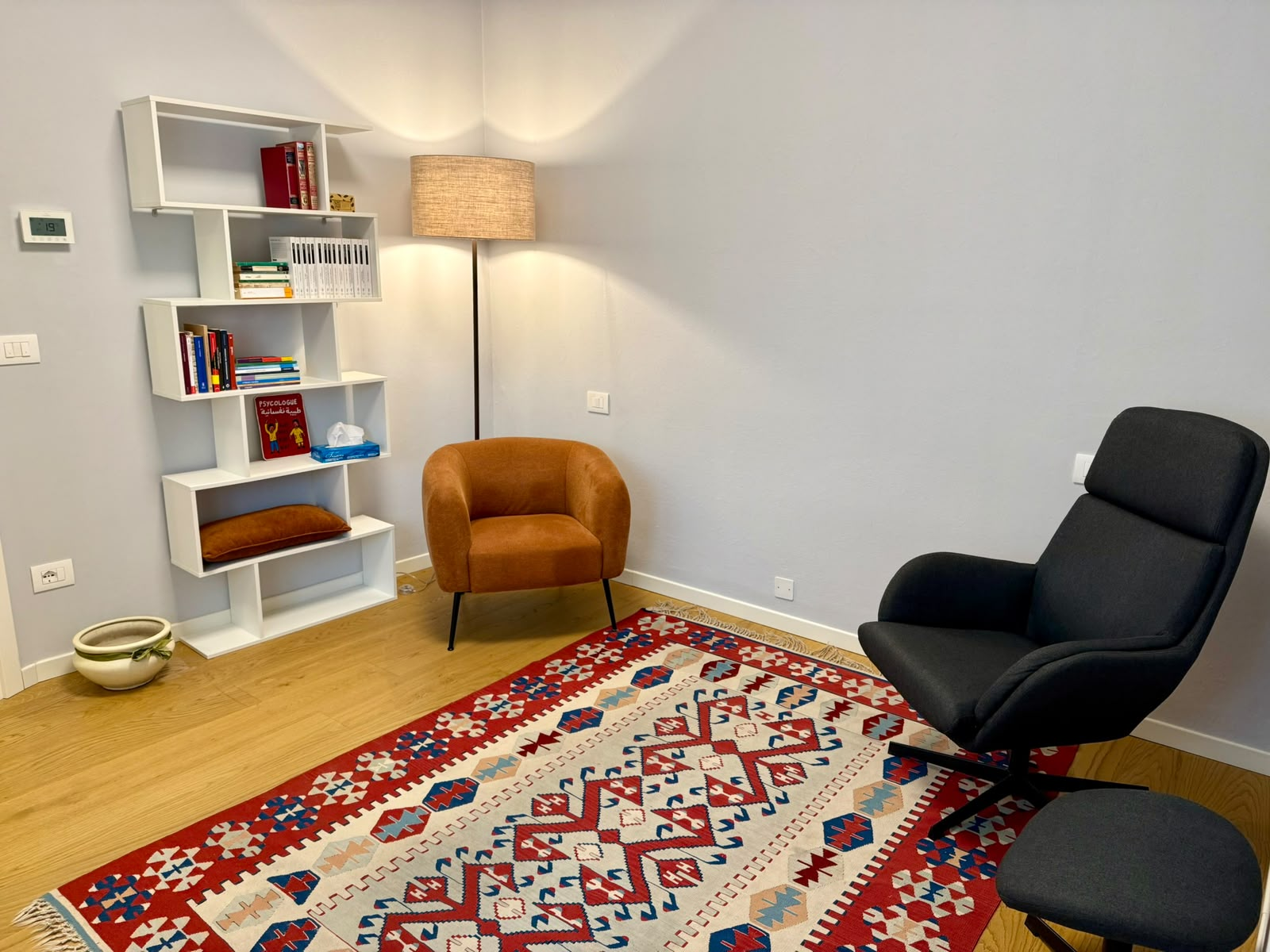 Lo studio del Dott. Cicuta con poltrona, libreria e luce calda