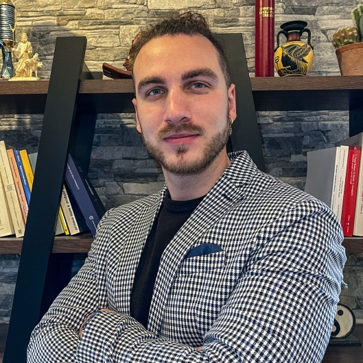 Il Dott. Jacopo Cicuta, psicologo psicoterapeuta, nel suo studio a Pordenone